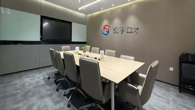 【演说秘籍01】站如松，声自洪：宏宇教会我的“气场站姿”秘密